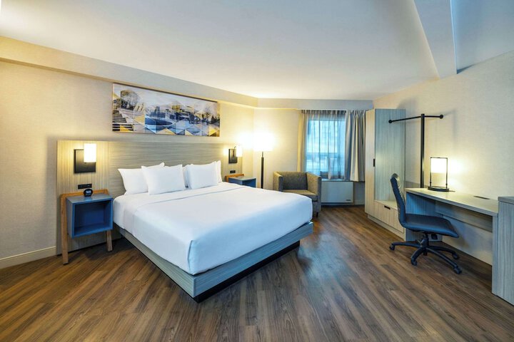 Room 18 of 48