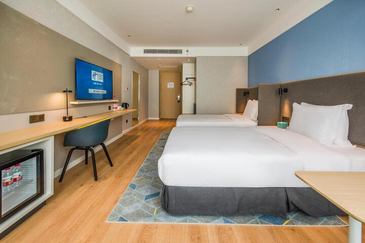 Room 32 of 50