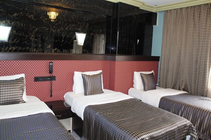 Room 9 of 33
