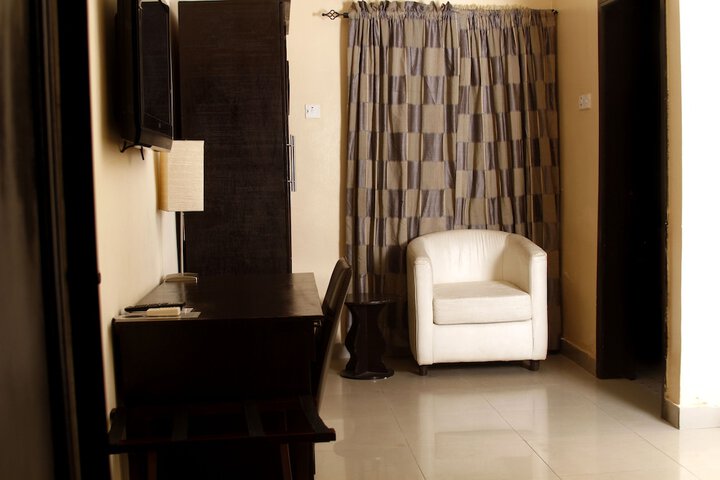 Room 32 of 60
