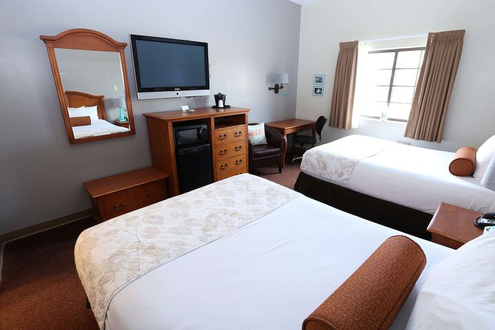 2 Queen Beds (10 of 11)