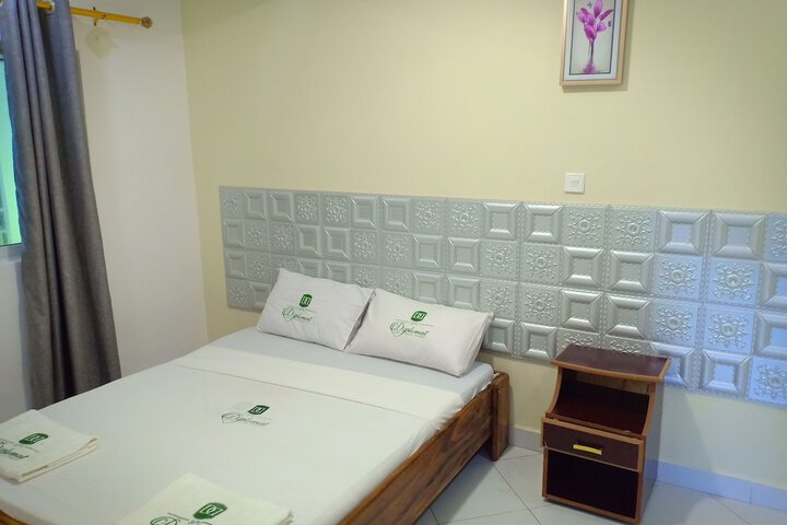 Room 4 of 34