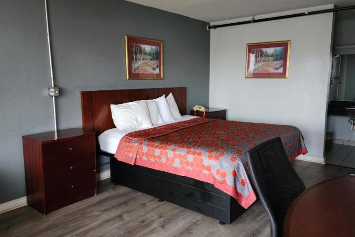 1 King Bed (1 of 3)