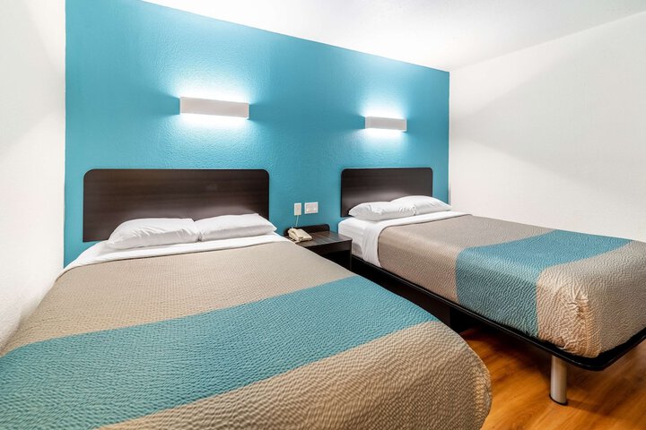 2 Queen Beds (9 of 14)
