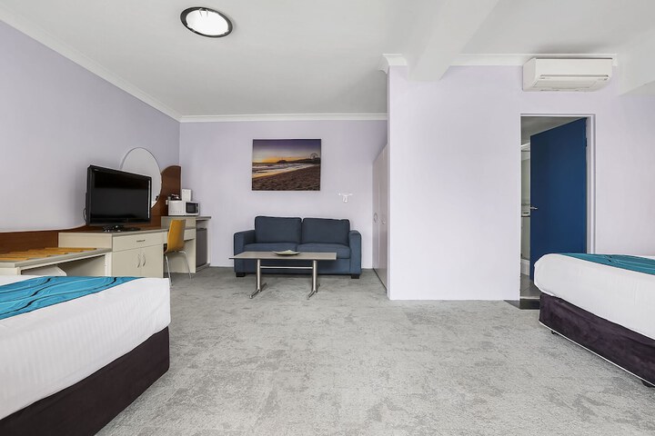 Room 12 of 80