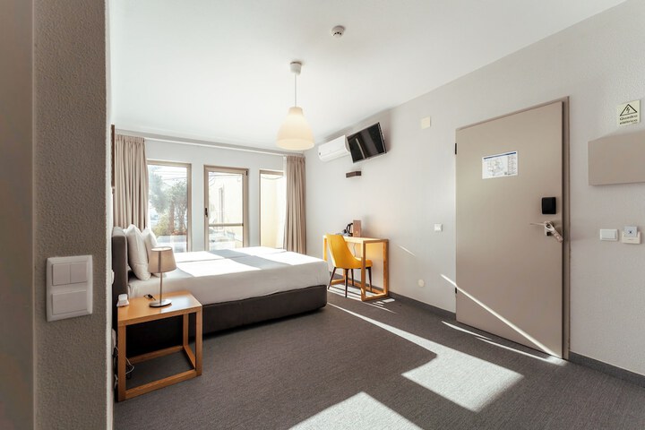 Room 33 of 100