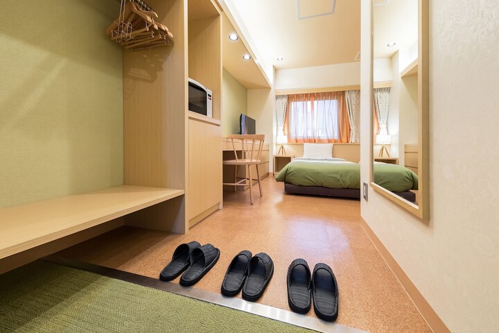 Room 5 of 52