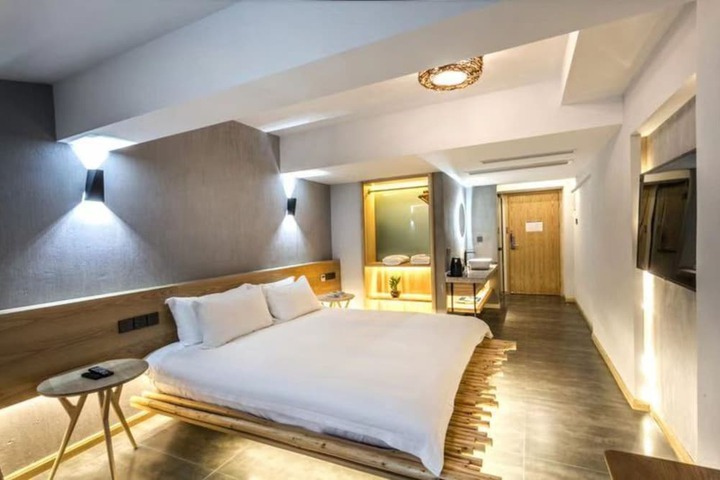 Room 4 of 63