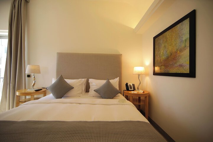 Room 27 of 87