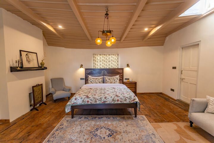 Room 4 of 74