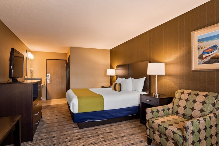 Accessible Suite 1 King Bed Accessible Roll in Shower Sofa Bed Work Desk Microwave and Refrigerator Full Breakfast (2 of 13)