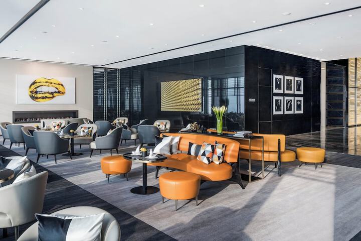 Lounge 52 of 85
