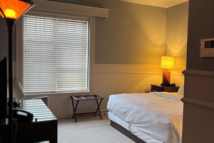 Room 10 of 27
