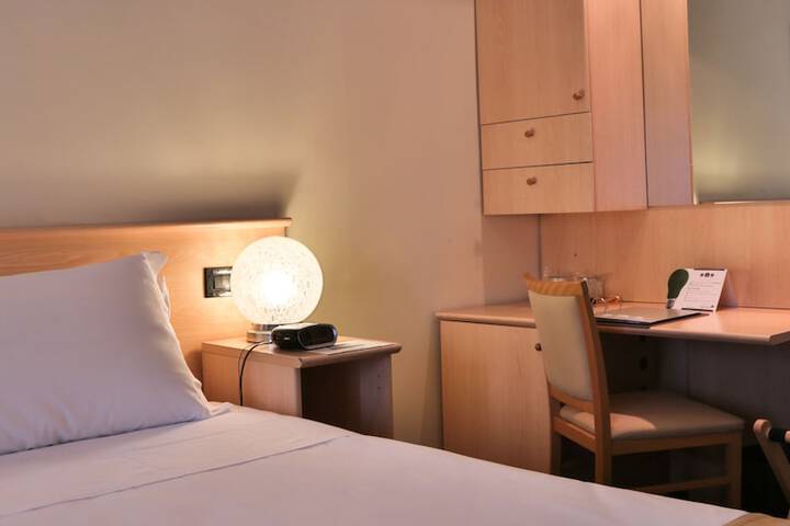 Room 13 of 77