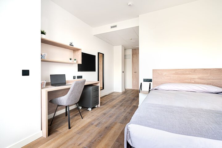 Room 6 of 18