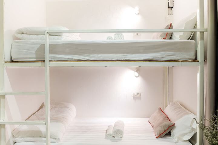Room 4 of 93