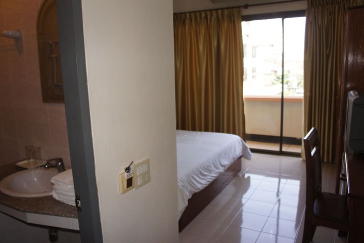 Room 6 of 26