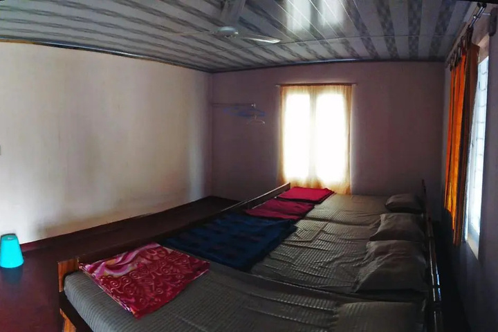 Room 4 of 37