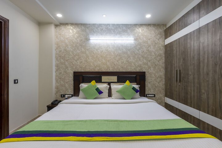 Room 15 of 34