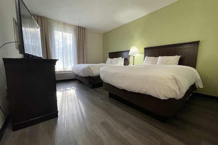 1 Queen Bed Accessible (14 of 46)