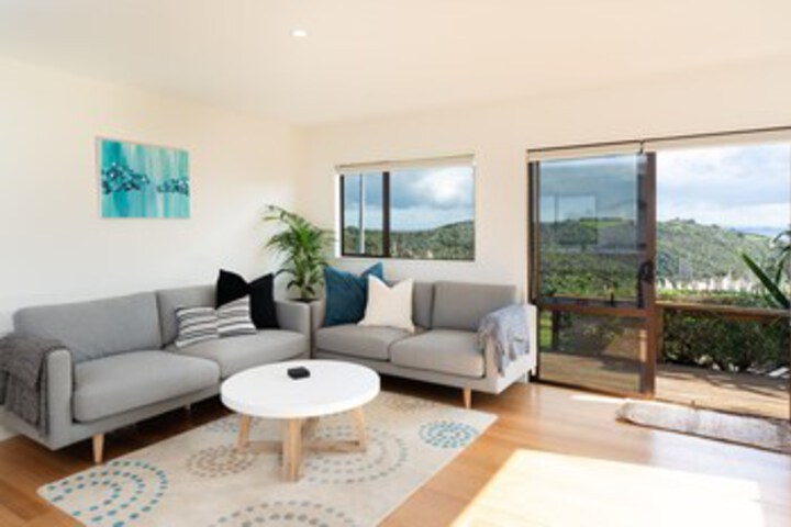 Newly Renovated Oneroa View Beach House