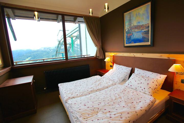 Room 12 of 52