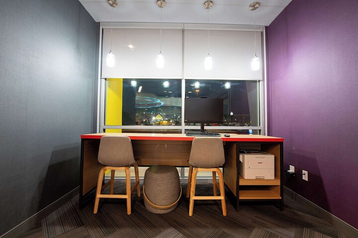 Business Center 44 of 45