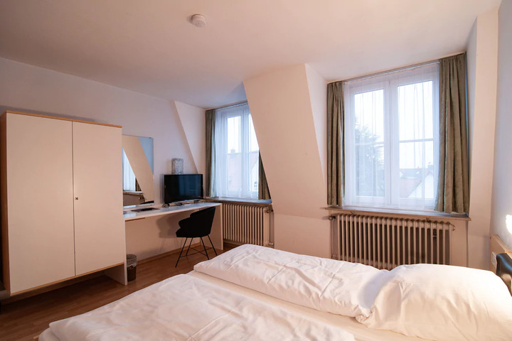 Room 5 of 10