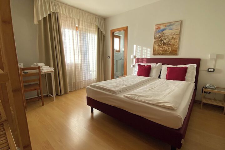 Room 42 of 148