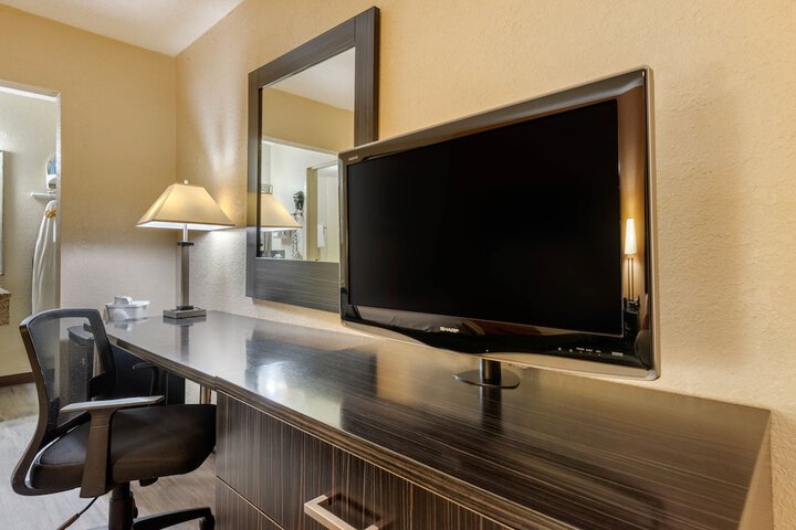 2 Double Beds (7 of 9)