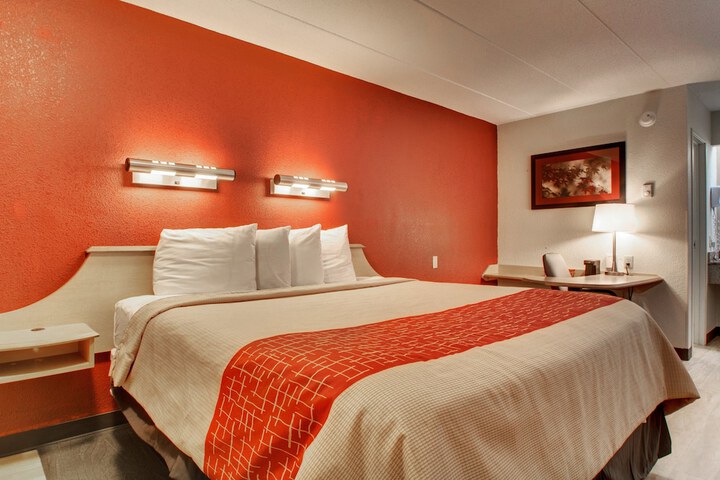1 King Bed (1 of 11)
