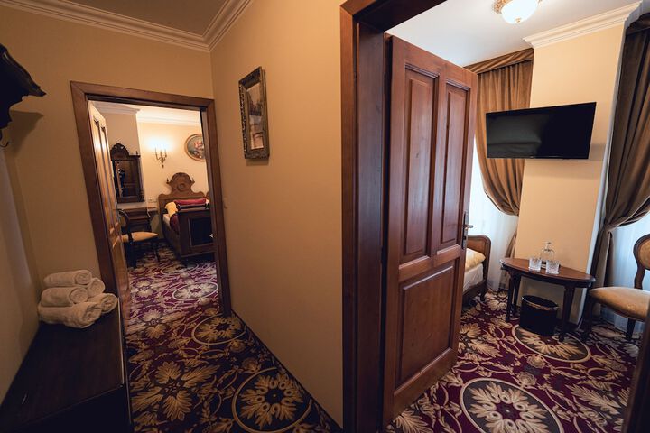Room 32 of 90