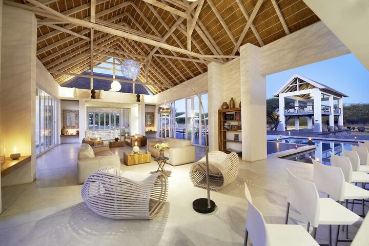 Lounge 19 of 28