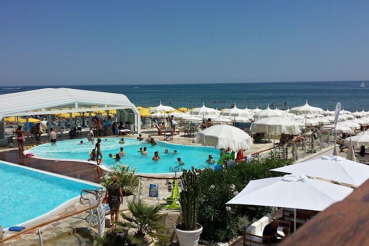 Hotel with Pool