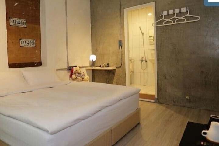 Room 2 of 6