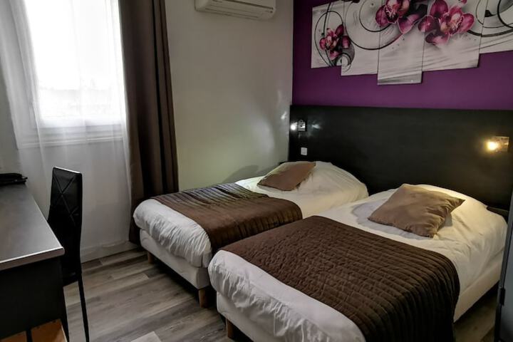Room 12 of 37
