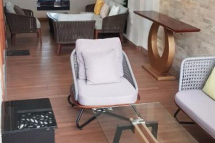 Room 4 of 9