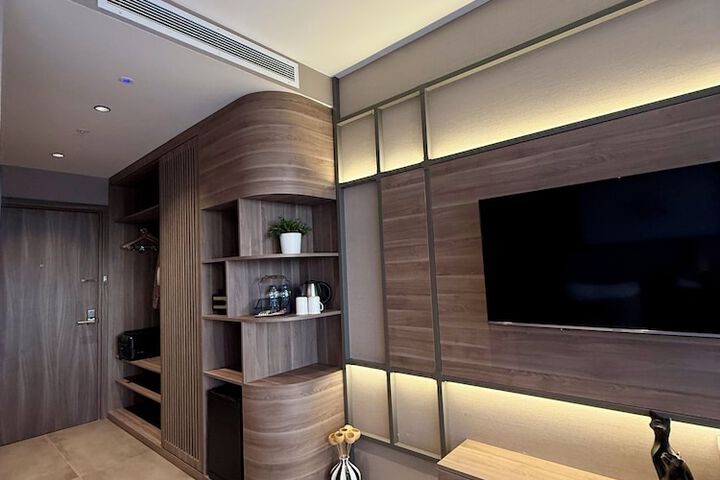 Room 16 of 104