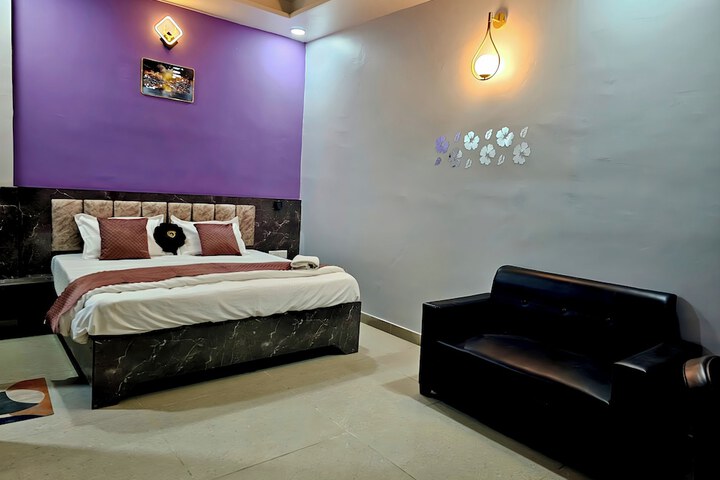 Room 8 of 12