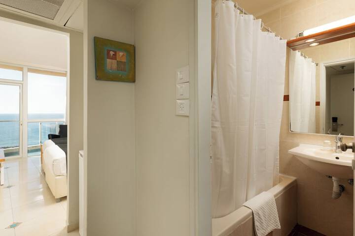 Room 25 of 46