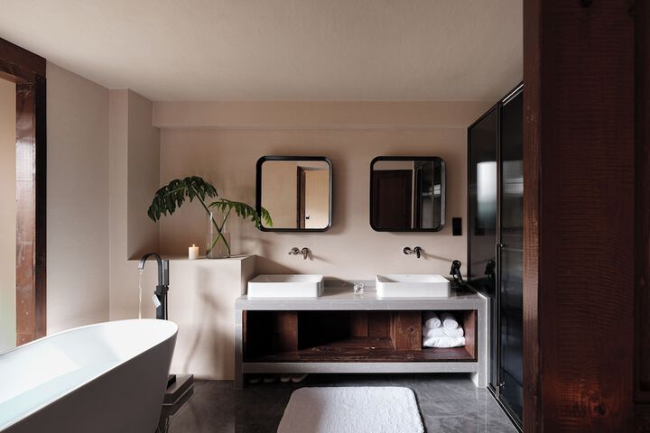Room 6 of 12