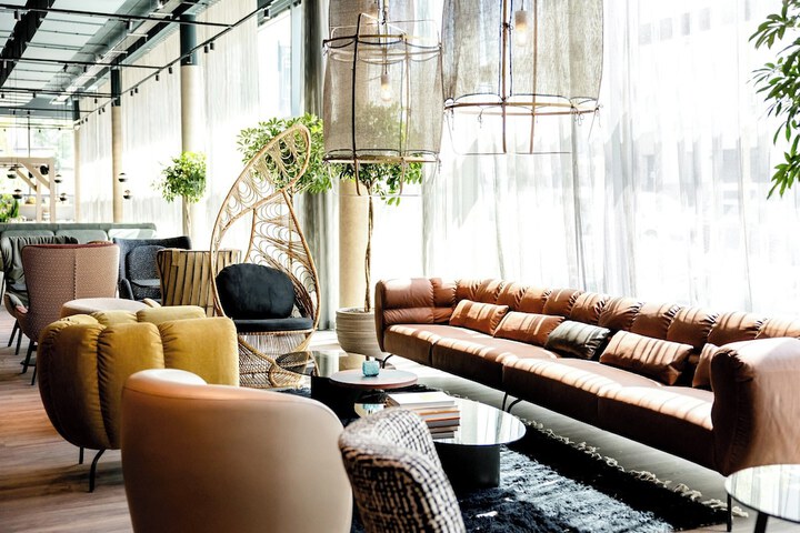 Lounge 27 of 44