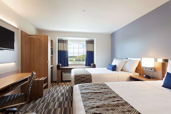 2 Queen Beds (12 of 14)