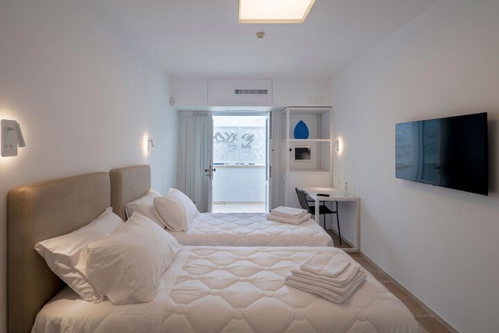 Room 12 of 82