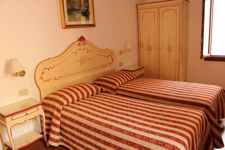 Room 2 of 25