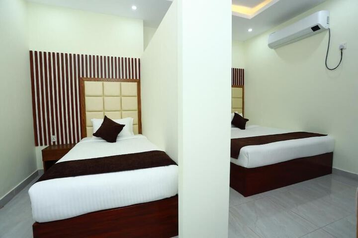 Room 4 of 32