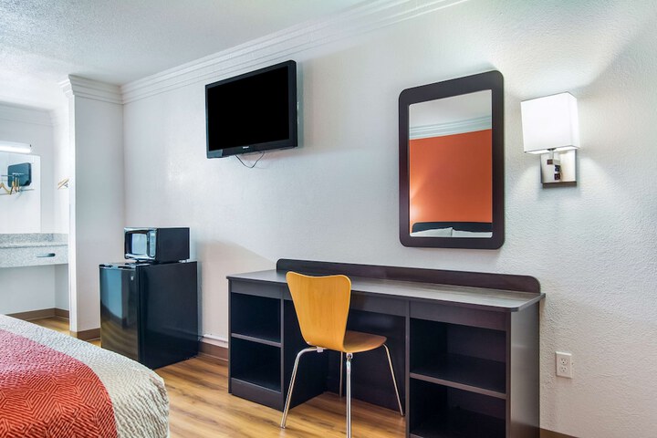 Deluxe Room 1 King Bed Refrigerator, Microwave (6 of 12)