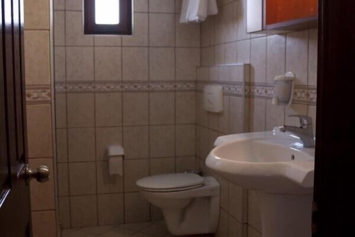 Room 10 of 28