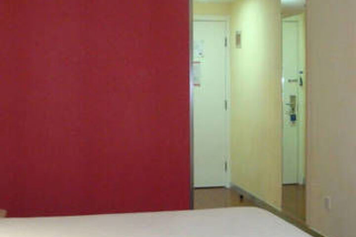 Room 40 of 61
