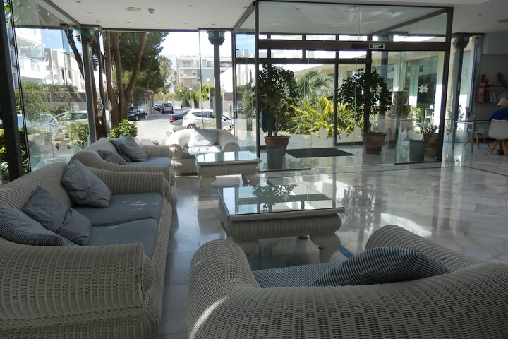 Entrance & Lobby